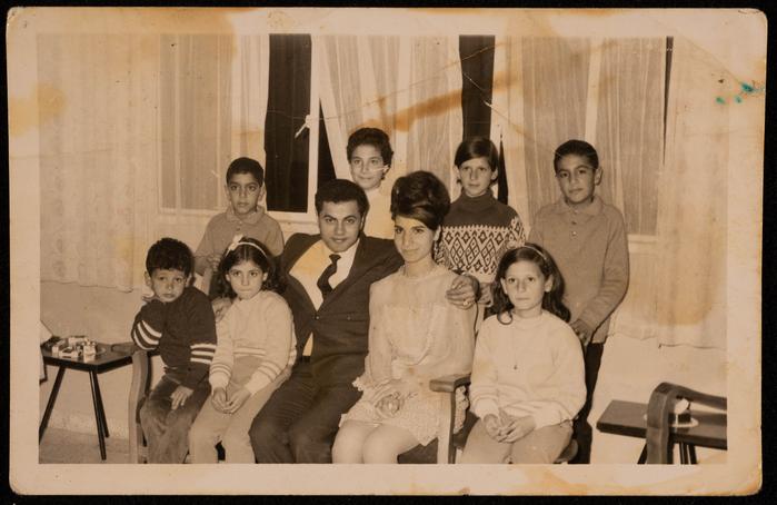 رجل وامرأة برفقة مجموعة أطفال