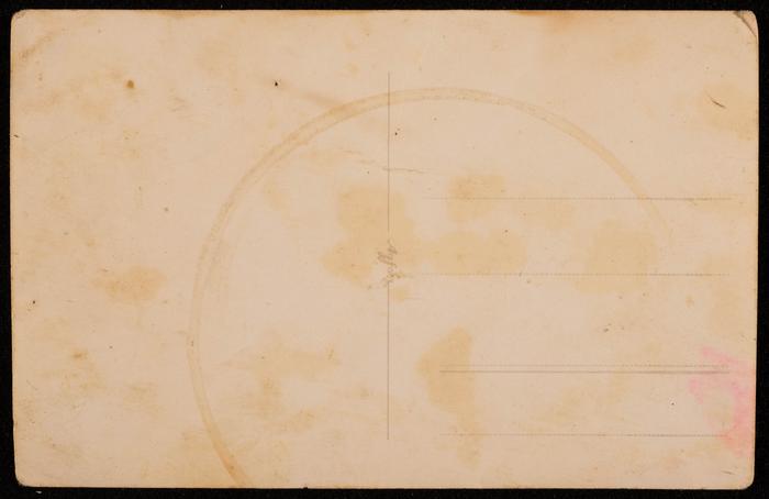 رجل وامرأة برفقة مجموعة أطفال