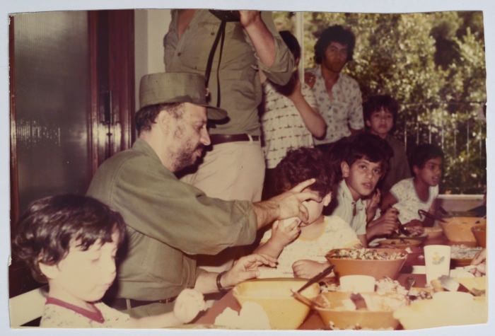 أبو عمار مع أطفال الصمود