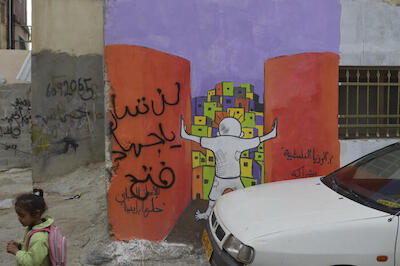 صورة لجدارية حنظلة على أحد جدران مخيم الدهيشة، بيت لحم، 2015