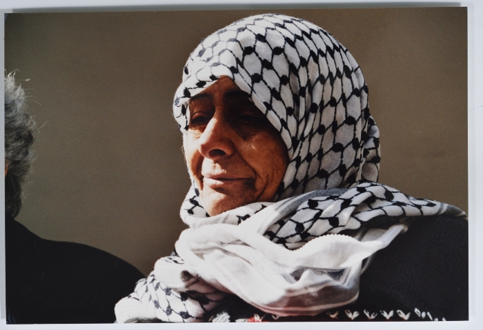 سيدة فلسطينية ترتدي الكوفية