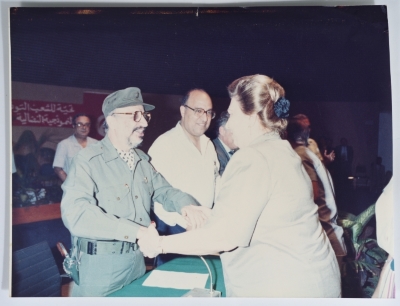 المناضلة نجلاء ياسين برفقة الرئيس الراحل ياسر عرفات