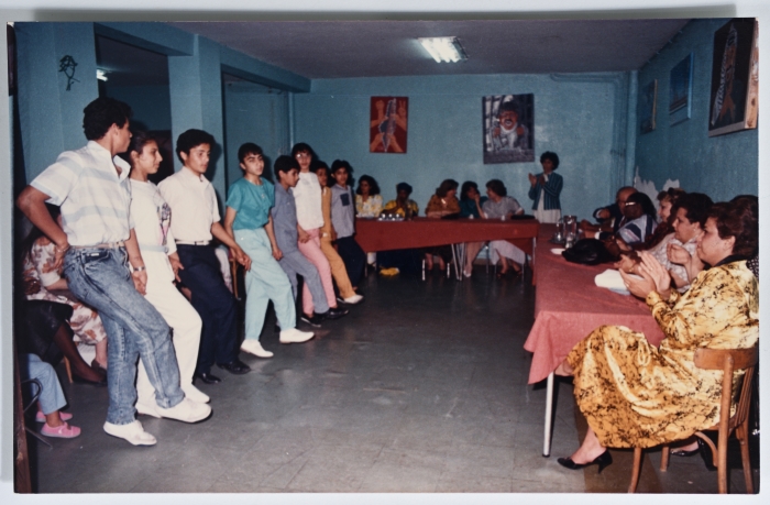 أبناء بيت أطفال الصمود خلال أداء الدبكة