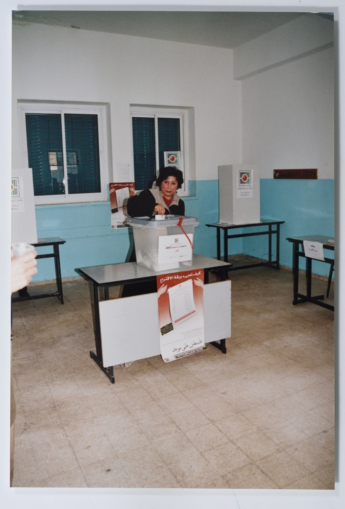 سيدة فلسطينية خلال مشاركتها في الانتخابات