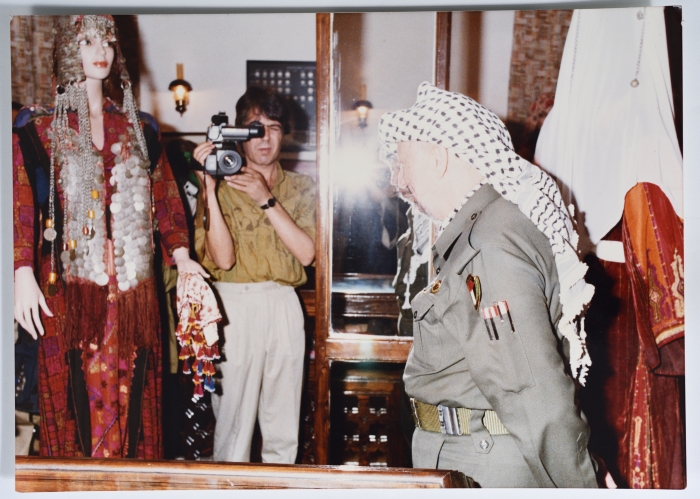 ياسر عرفات خلال زيارة معرض تراث للاتحاد العام للمرأة الفلسطينية