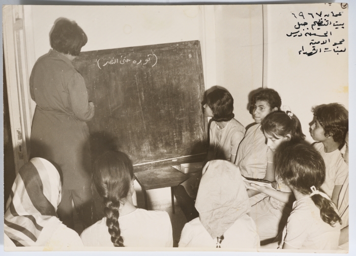 درس محو للأمية لأطفال الشهداء في عمّان