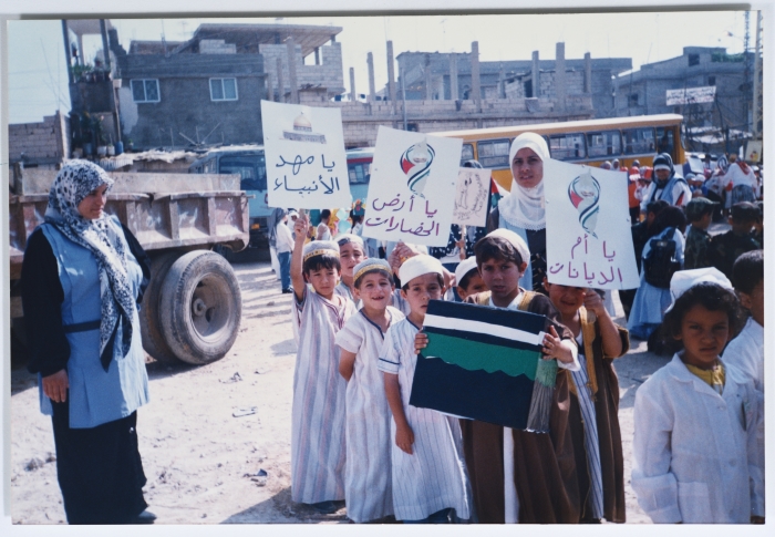 أطفال خلال مسيرة في مخيم البرج الشمالي