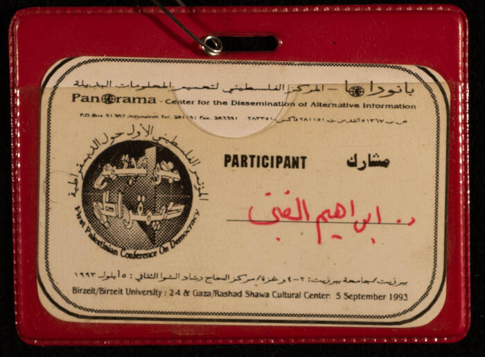 بطاقة مشارك لإبراهيم الفني في المؤتمر الفلسطيني الأول حول الديمقراطية، 1993