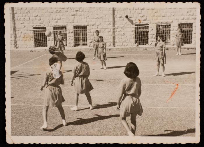 نهلة ارشيد مع فريق كرة الطائرة في جنين، 1966