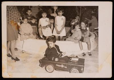 مدثر ارشيد وأولاد في حديقة منزله في جنين، 1962
