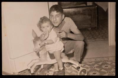 مدثر ومنذر ارشيد في منزلهم في مدينة جنين، 1961
