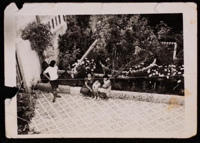 صورة لمدثر ارشيد في حديقة منزله في مدينة جنين، 1965
