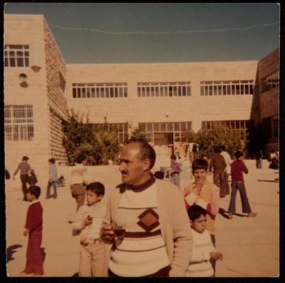 صورة لحسن الخطيب في مدرسة شعفاط الاعدادية