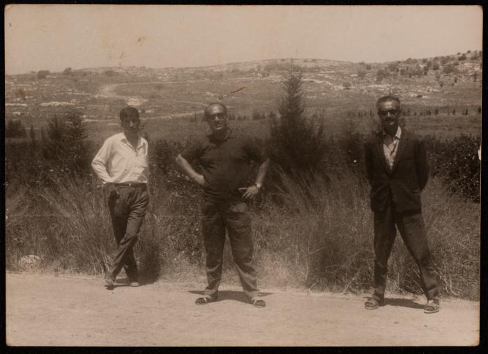 صورة لحسن الخطيب واصدقائه، مجدو، 1969-70