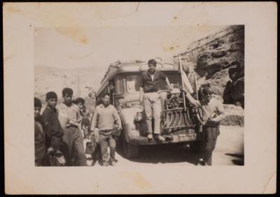 صورة لحسن الخطيب مع طلابه، بيت إكسا، نهاية خمسينيات القرن العشرين