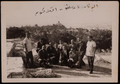 صورة لزملاء حسن الخطيب، اليونان، مطلع خمسينيات القرن العشرين