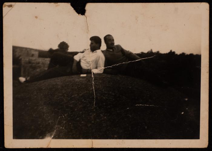 صورة لحسن الخطيب مع صديقه، نعلين- رام الله، 1957