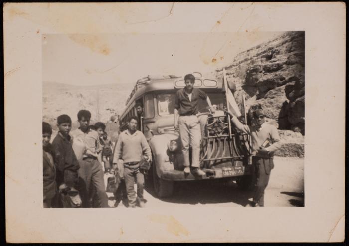 صورة لحسن الخطيب مع طلابه، بيت إكسا، نهاية خمسينيات القرن العشرين