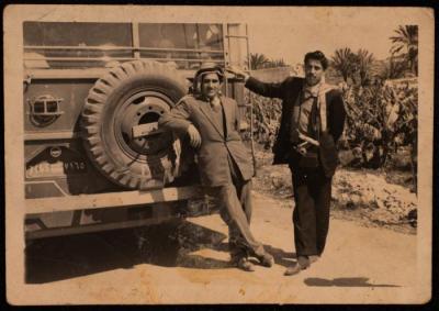 صورة لحسن الخطيب مع صديقه، بيت إكسا، نهاية خمسينيات و مطلع ستينيات القرن العشرين