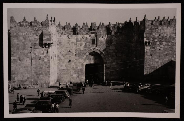 صورة لباب العامود في مدينة القدس،  تصوير يوسف البينا، عشرينيات وثلاثينات القرن الماضي 