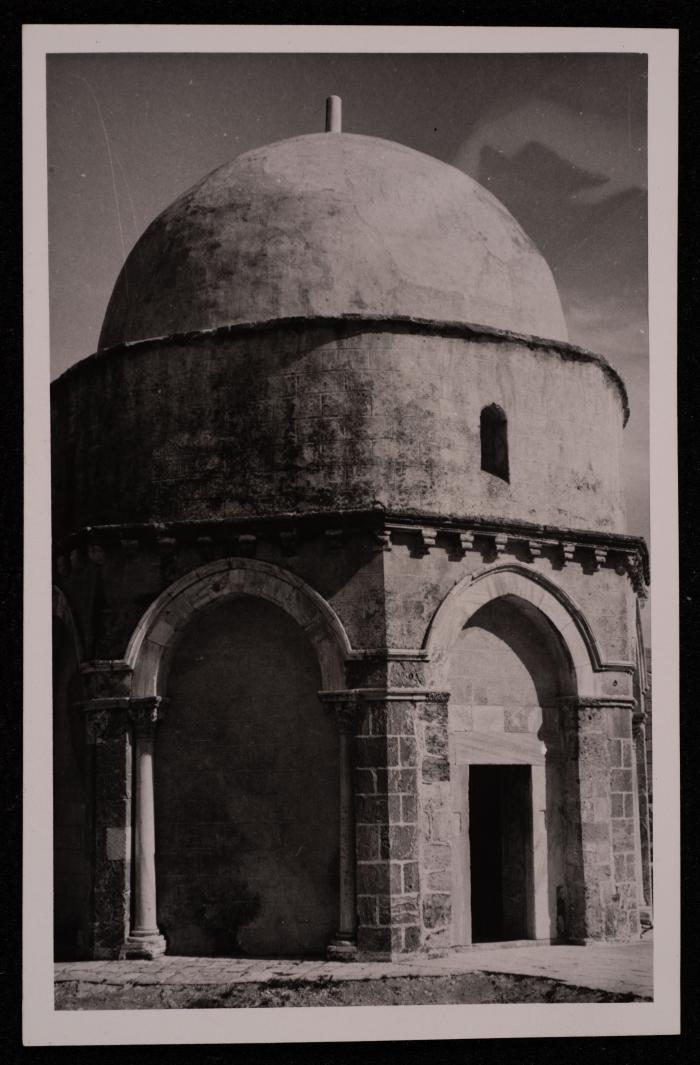 ​​​​​​​صورة لكنيسة الصعود  أعلى جبل الزيتون في مدينة القدس، تصوير يوسف البينا، عشرينيات وثلاثينيات القرن الماضي