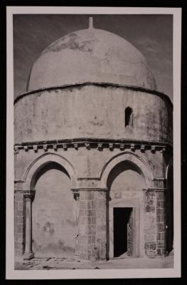 ​​​​​​​صورة لكنيسة الصعود  أعلى جبل الزيتون في مدينة القدس، تصوير يوسف البينا، عشرينيات وثلاثينيات القرن الماضي