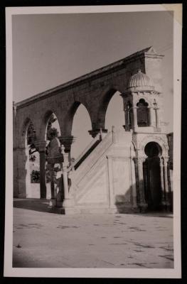 صورة  للبائكة الجنوبية الوسطى للمسجد الأقصى  ومنبر برهان الدين  في مدينة القدس، تصوير يوسف البينا، عشرينيات وثلاثتينات القرن الماضي