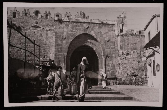 صورة لباب العامود في مدينة القدس،  تصوير يوسف البينا، عشرينيات وثلاثينات القرن الماضي 
