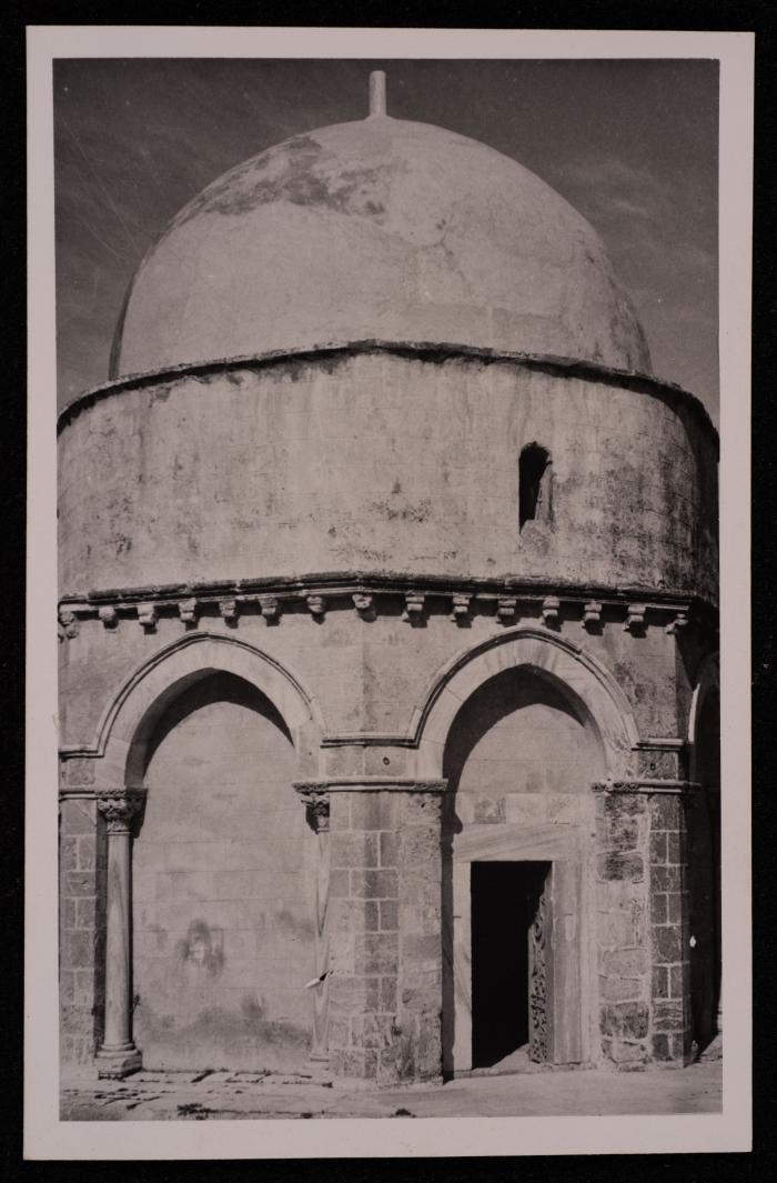 ​​​​​​​صورة لكنيسة الصعود  أعلى جبل الزيتون في مدينة القدس، تصوير يوسف البينا، عشرينيات وثلاثينيات القرن الماضي