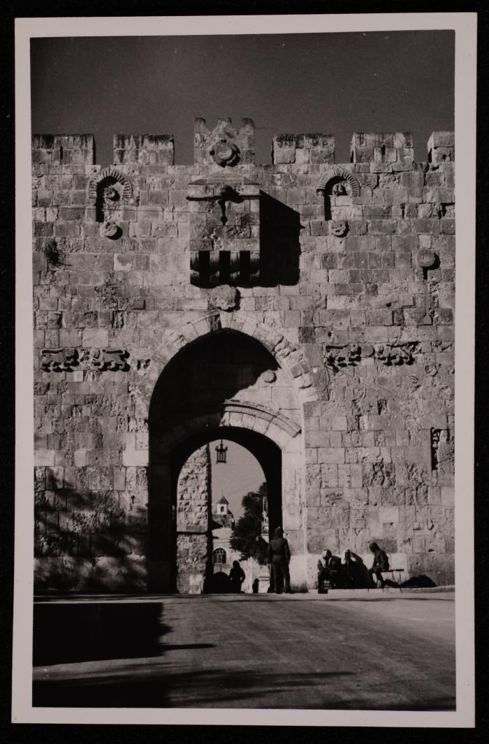 صورة لباب الأسباط في مدينة القدس، تصوير يوسف البينا، عشرينيات وثلاثتينات القرن الماضي 
