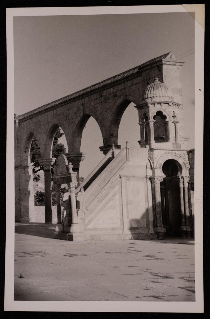 صورة  للبائكة الجنوبية الوسطى للمسجد الأقصى  ومنبر برهان الدين  في مدينة القدس، تصوير يوسف البينا، عشرينيات وثلاثتينات القرن الماضي