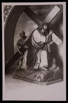 صورة لأحد ايقونات درب الصليب في إحدى كنائس مدينة القدس، تصوير يوسف البينا، عشرينيات وثلاثتينات القرن الماضي