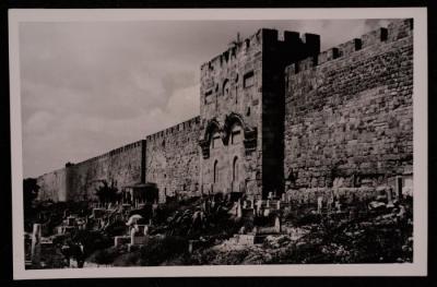 ​​​​​​​صورة لباب الرحمة في مدينة القدس، تصوير يوسف البينا، عشرينيات وثلاثينيات القرن الماضي
