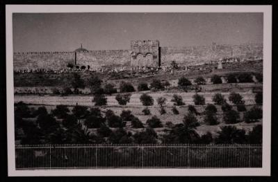 ​​​​​​​"صورة لباب الرحمة ( البوابة الذهبية) في مدينة القدس، تصوير يوسف البينا، عشرينيات وثلاثينيات القرن الماضي
