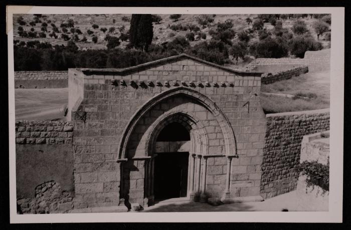 قبر كنيسة مريم العذراء في القدس، تصوير يوسف البينا، في عشرينيات وثلاثينيات القرن العشرين