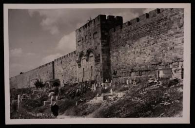 ​​​​​​​صورة لباب الرحمة في مدينة القدس، تصوير يوسف البينا، عشرينيات وثلاثينيات القرن الماضي

