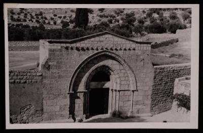 قبر كنيسة مريم العذراء في القدس، تصوير يوسف البينا، في عشرينيات وثلاثينيات القرن العشرين