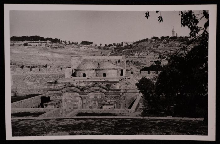 ​​​​​​​صورة ل باب الرحمة  من داخل سور القدس ، تصوير يوسف البينا، عشرينيات وثلاثينيات القرن الماضي