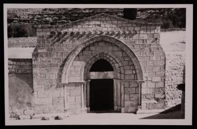 قبر كنيسة مريم العذراء في مدينة القدس، تصوير يوسف البينا، في عشرينيات وثلاثينيات القرن العشرين