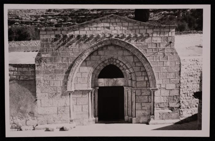 قبر كنيسة مريم العذراء في مدينة القدس، تصوير يوسف البينا، في عشرينيات وثلاثينيات القرن العشرين