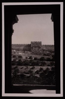 ​​​​​​​صورة لباب الرحمة في مدينة القدس،  تصوير يوسف البينا، عشرينيات وثلاثينيات القرن الماضي

