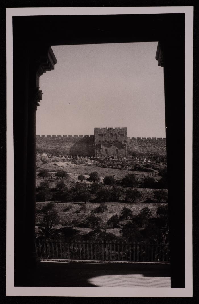 ​​​​​​​صورة لباب الرحمة في مدينة القدس،  تصوير يوسف البينا، عشرينيات وثلاثينيات القرن الماضي

