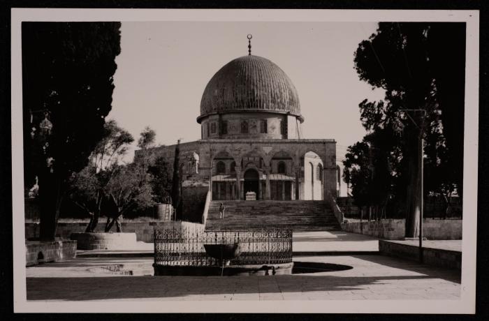 صورة  لقبة الصخرة وسبيل الكأس في مدينة القدس،تصوير يوسف البينا، عشرينيات وثلاثينيات القرن الماضي