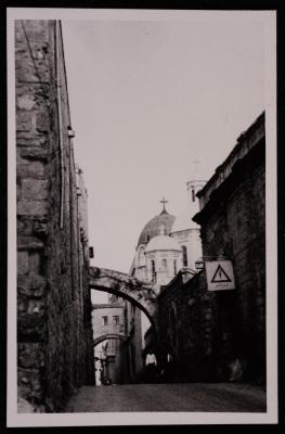 صورة لطريق الآلام في البلدة القديمة في مدينة القدس، تصوير يوسف البينا، عشرينيات وثلاثينيات القرن الماضي  