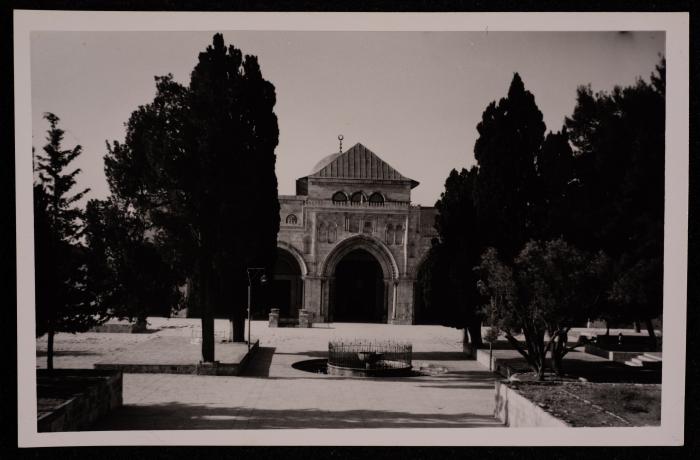 صورة للمسجد الأقصى في مدينة القدس، تصوير يوسف البينا، عشرينيات وثلاثينيات القرن العشرين 