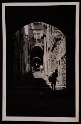 صورة لطريق الآلام في البلدة القديمة في مدينة القدس، تصوير يوسف البينا، عشرينيات وثلاثينيات القرن الماضي 