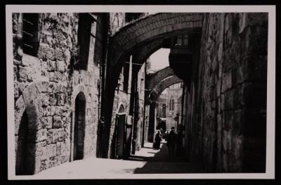 صورة للمرحلة الخامسة من طريق الآلام في البلدة القديمة في مدينة القدس، تصوير يوسف البينا، عشرينيات وثلاثينيات القرن الماضي