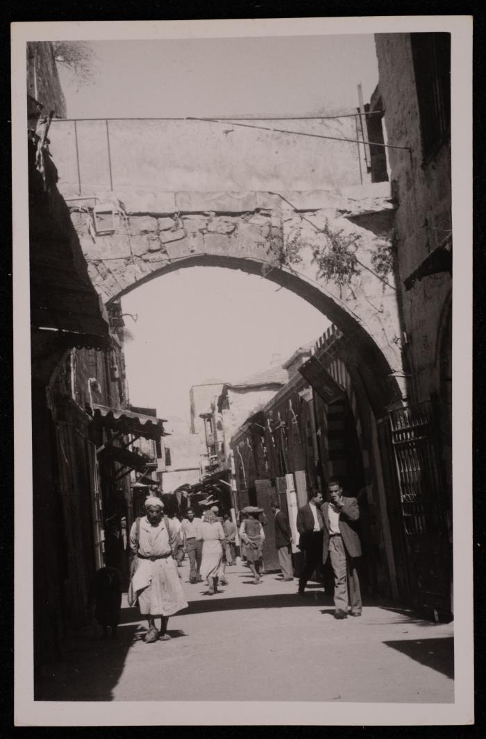 صورة لأحد أسواق البلدة القديمة في مدينة القدس، تصوير يوسف البينا، عشرينيات وثلاثينيات القرن الماضي