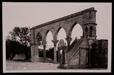 صورة  للبائكة الجنوبية الوسطى للمسجد الأقصى  ومنبر برهان الدين  في مدينة القدس المحتلة 