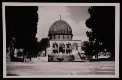 صورة لقبة الصخرة  في مدينة القدس، تصوير يوسف البينا، عشرينيات وثلاثينيات القرن الماضي 